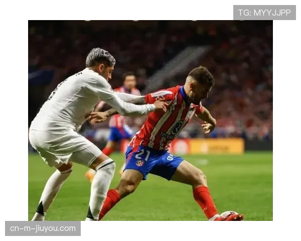 塞维利亚防守三区保护到位 限制马竞前锋接球转身空间 塞维利亚防守三区保护到位 限制马竞前锋接球转身空间